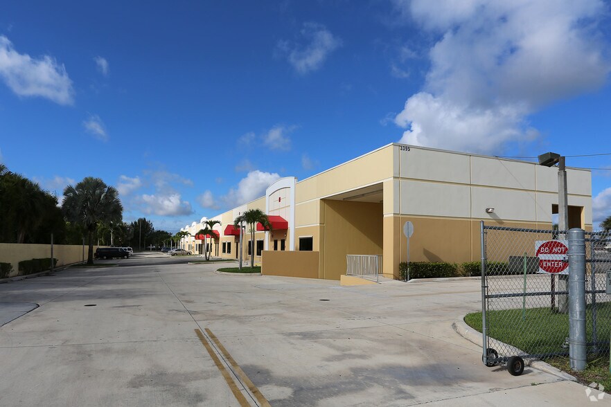 3395 Lake Worth Rd, Lake Worth, FL à louer - Photo du bâtiment - Image 2 de 8