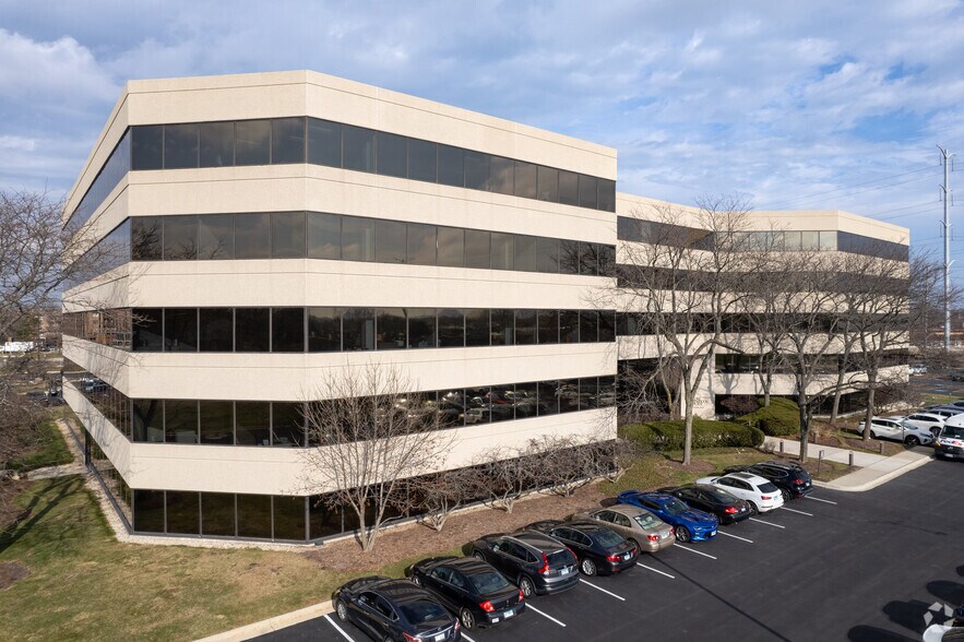 5 Revere Dr, Northbrook, IL à louer - Photo du bâtiment - Image 2 de 11