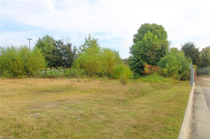3300 N Main St, High Point, NC à vendre - Photo du bâtiment - Image 3 de 24