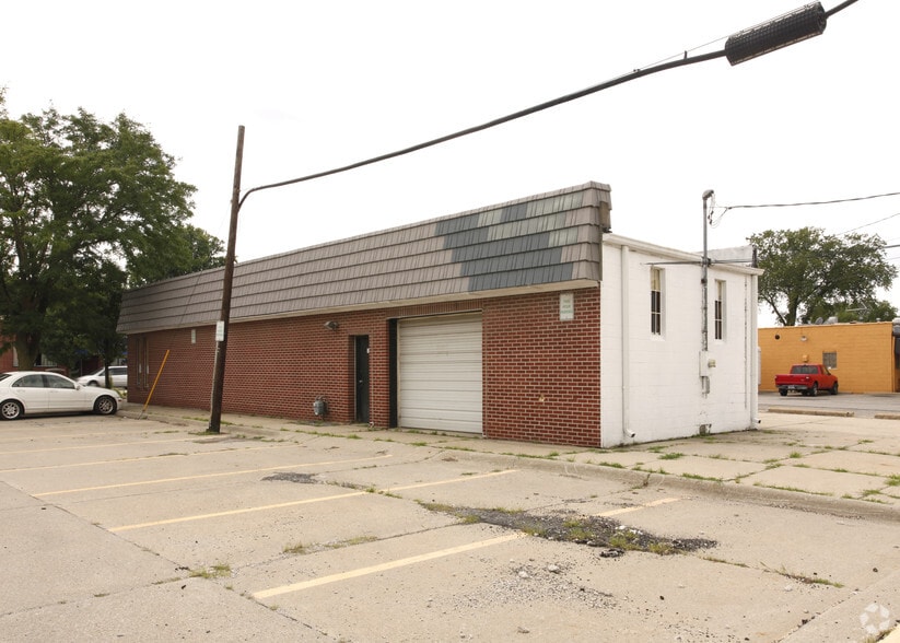 25500 5 Mile Rd, Redford Township, MI for sale - Building Photo - Image 2 of 11