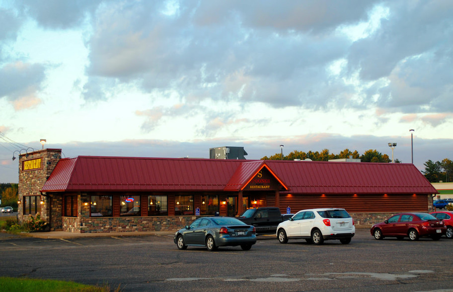 750 W Beaverbrook Ave, Spooner, WI à vendre - Photo du bâtiment - Image 1 de 1