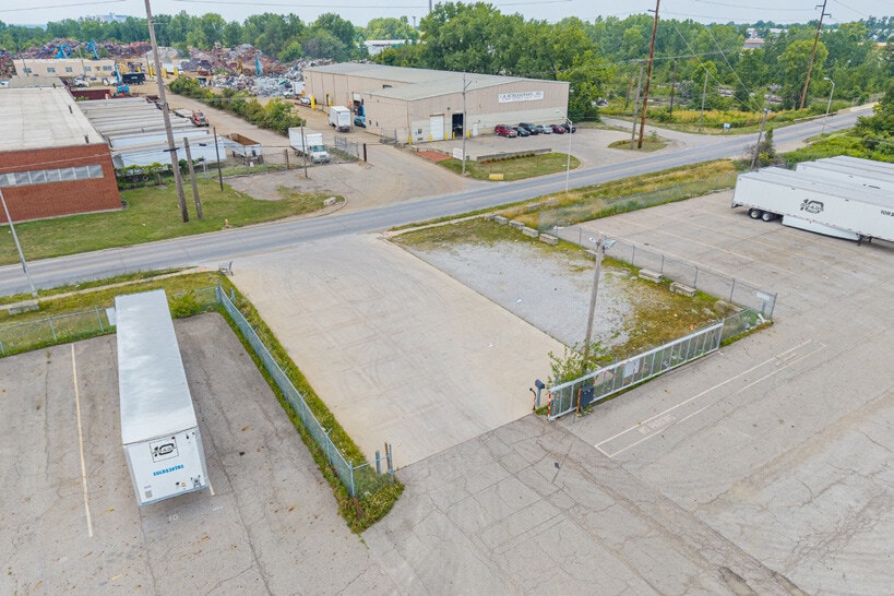 1000 Joyce Ave, Columbus, OH for lease - Building Photo - Image 2 of 6