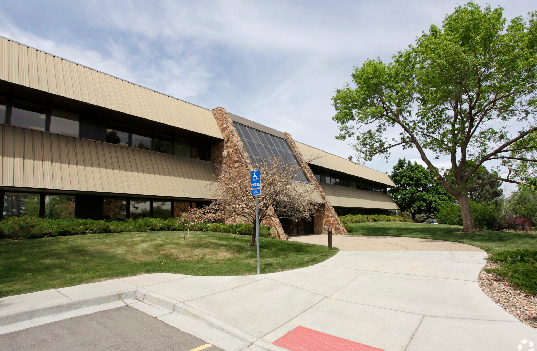 380 W 37th St, Loveland, CO à louer Photo du bâtiment- Image 1 de 9