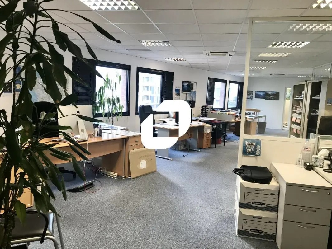 Flex in Issy-les-Moulineaux for lease Building Photo- Image 1 of 91