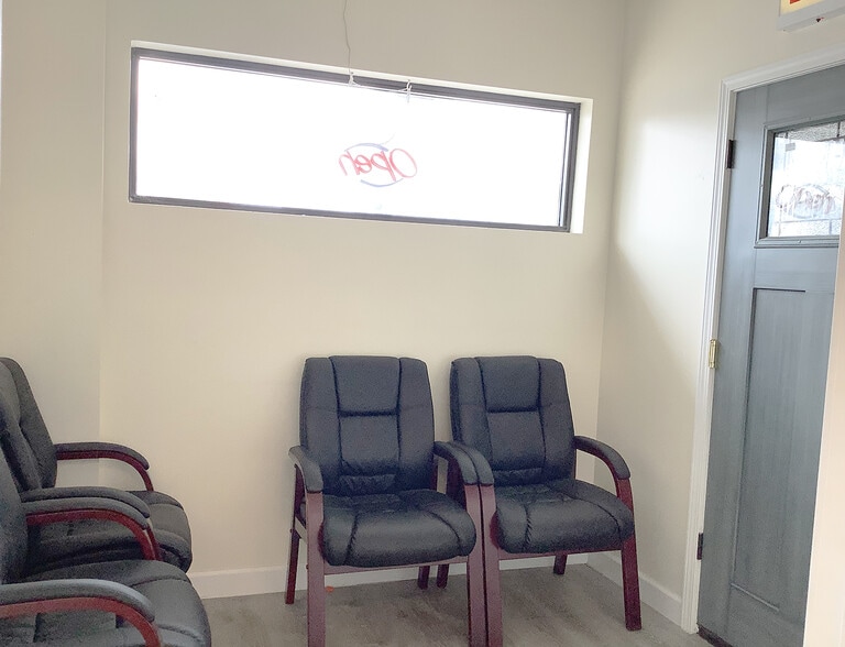 4857 N Western Ave, Chicago, IL for lease - Lobby - Image 3 of 8