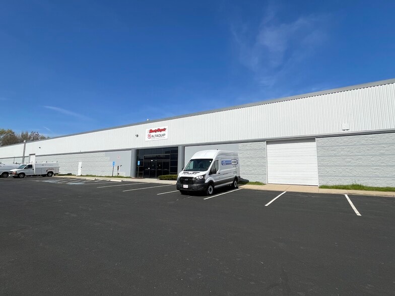 1010 W Chestnut St, Brockton, MA for lease - Building Photo - Image 2 of 20