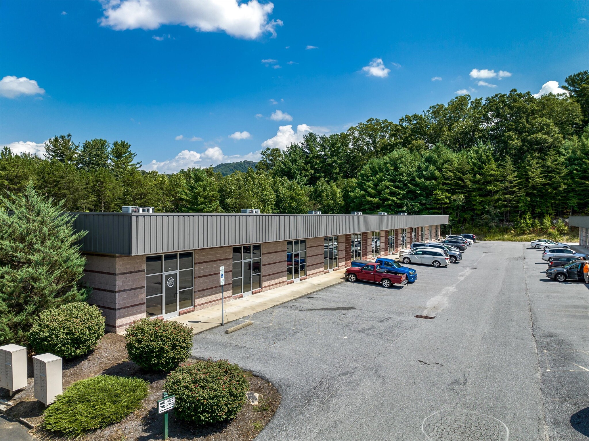 100 Elk Park Dr, Asheville, NC à vendre Photo du bâtiment- Image 1 de 1