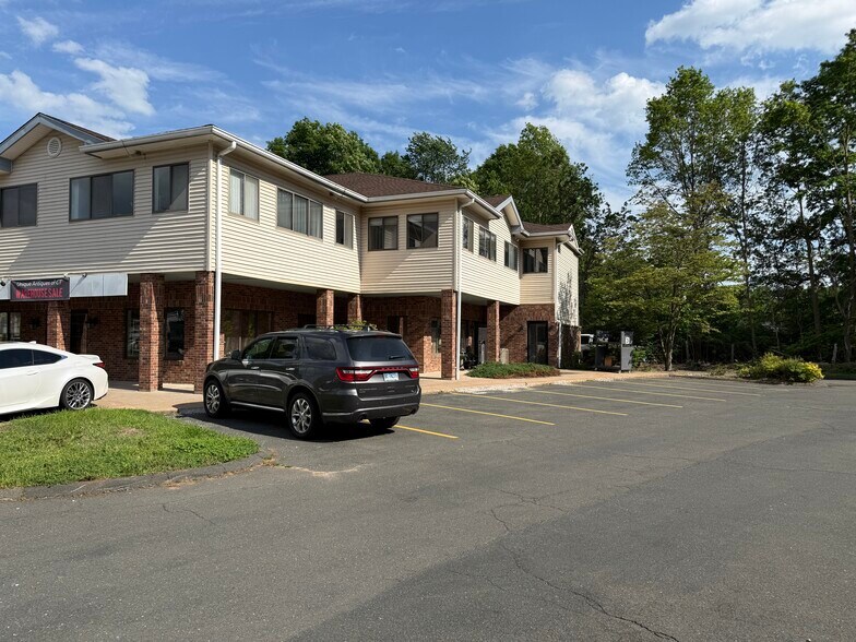 15R Hartford Ave, Granby, CT à louer - Photo du bâtiment - Image 2 de 6