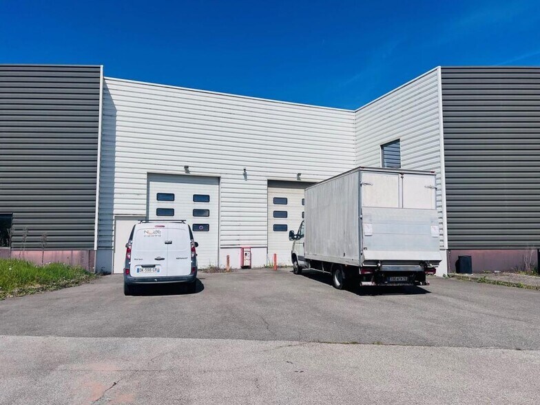 Flex dans Montigny-le-Bretonneux à louer - Photo du bâtiment - Image 2 de 14