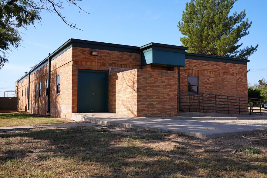 707 S Gilbert Dr, Lubbock, TX for lease - Building Photo - Image 2 of 6