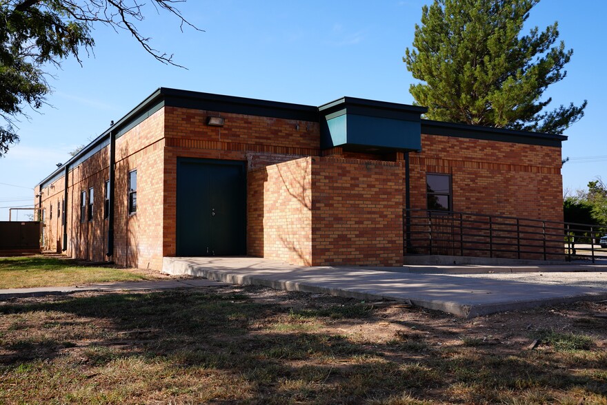 707 S Gilbert Dr, Lubbock, TX à louer - Photo du bâtiment - Image 2 de 5