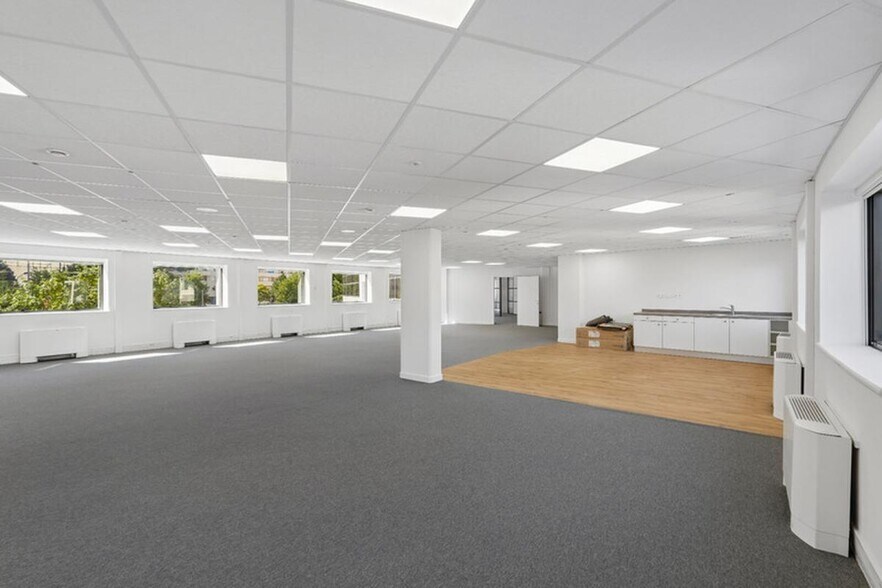 Office in Lyon for lease - Interior Photo - Image 3 of 14