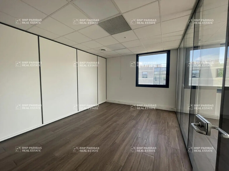 Office in Aix-en-Provence for lease - Building Photo - Image 3 of 16