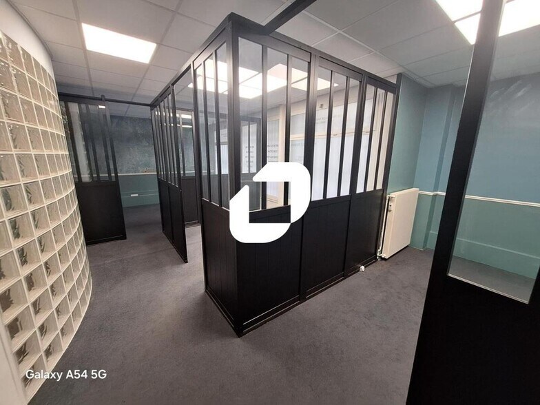 Office in Boulogne-Billancourt for lease - Building Photo - Image 3 of 4