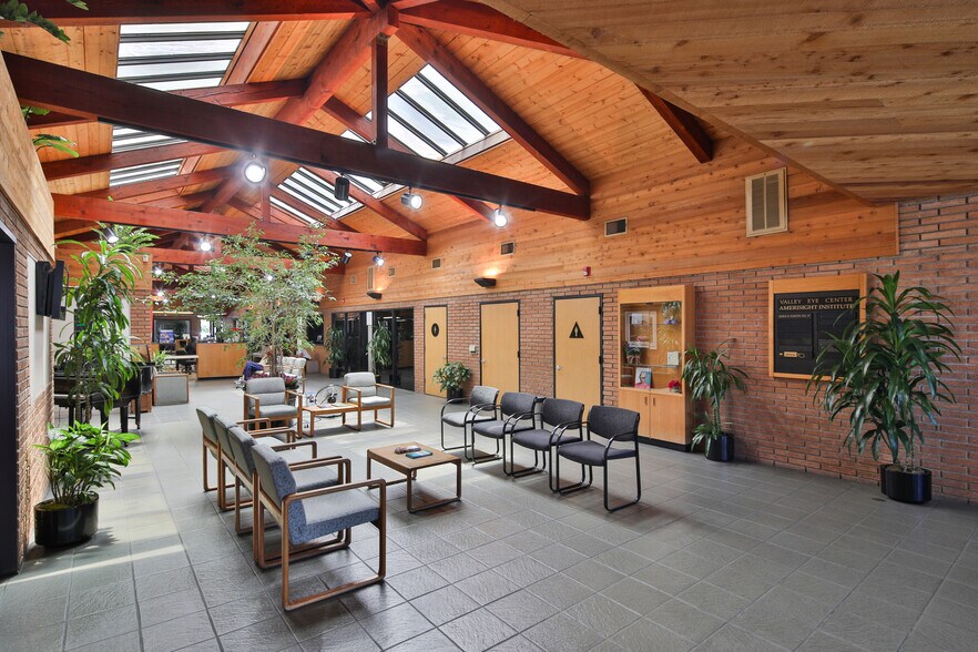 14914 Sherman Way, Van Nuys, CA à vendre - Photo intérieure - Image 3 de 12