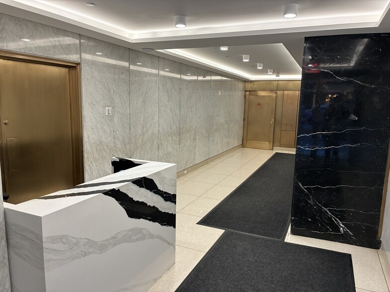 32 E 57th St, New York, NY for lease - Lobby - Image 2 of 3