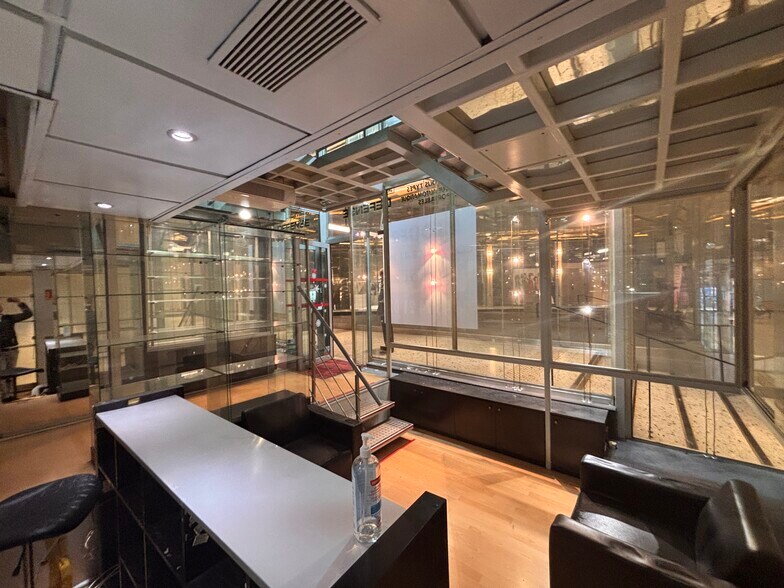 66 Av Des Champs Elysees, Paris for lease - Interior Photo - Image 2 of 7