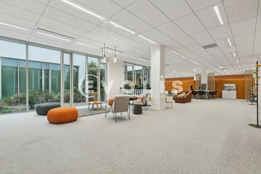 Office in Fontenay-sous-Bois for lease - Building Photo - Image 3 of 11