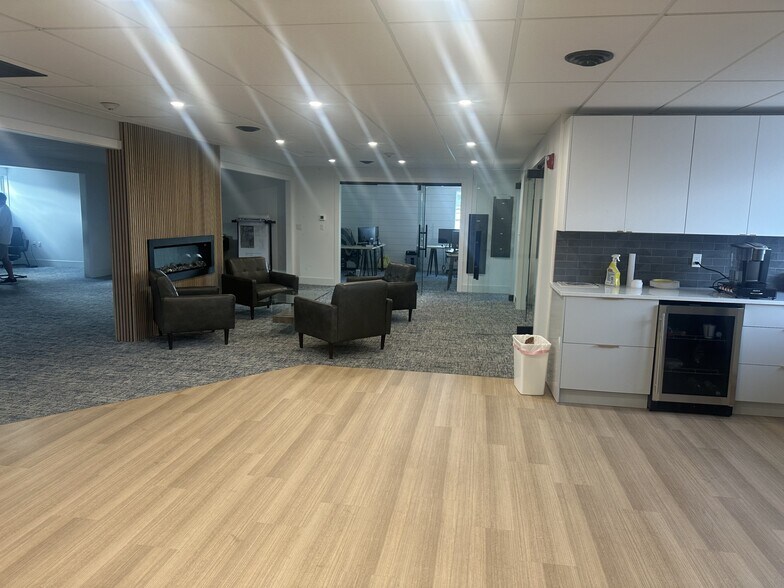 30 Coronado Rd, Warwick, RI à louer - Photo du bâtiment - Image 2 de 17