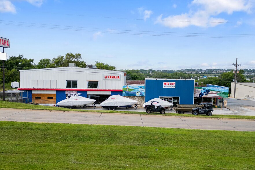 812 Fort Crook Rd S, Bellevue, NE à vendre - Photo du bâtiment - Image 3 de 17