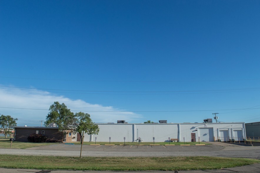 2804 Arnold Ave, Salina, KS à louer - Photo du bâtiment - Image 2 de 12
