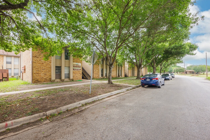 700 N Medina St, Lockhart, TX à vendre - Photo du bâtiment - Image 3 de 30