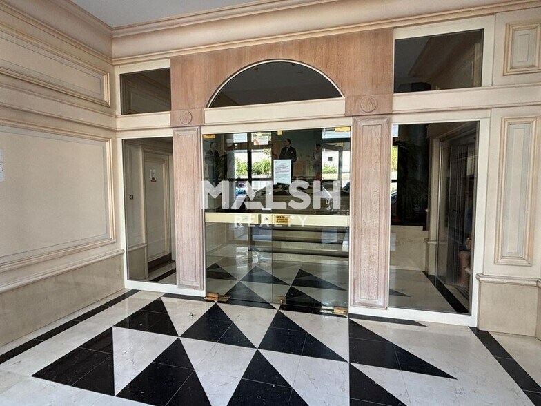 Office in Lyon for lease - Lobby - Image 3 of 9