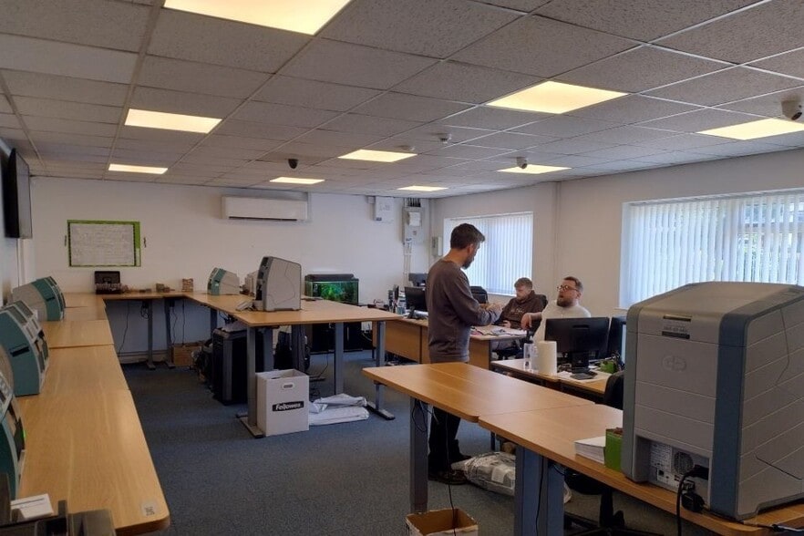 3 Crompton Rd, Stevenage for lease - Building Photo - Image 3 of 3