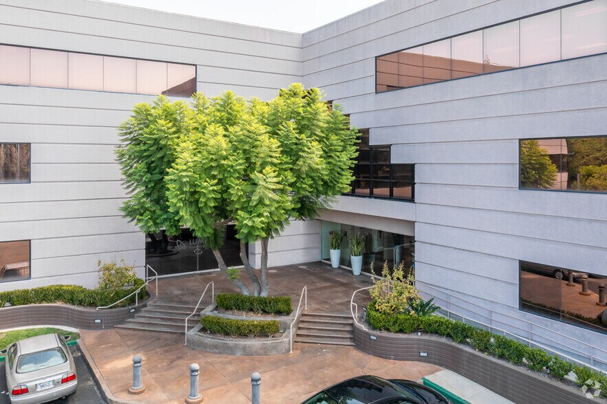 26522 La Alameda, Mission Viejo, CA à louer - Photo du bâtiment - Image 3 de 16