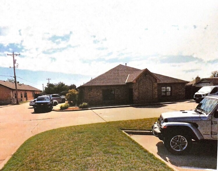 Day Care Center & Residential Income portfolio of 2 properties for sale on LoopNet.ca - Primary Photo - Image 1 of 3