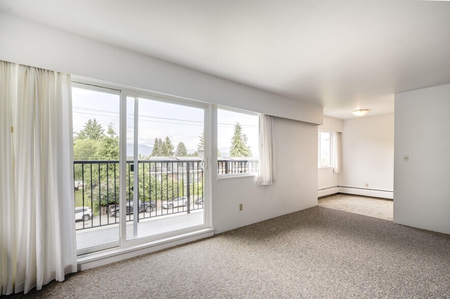 5087 Irving St, Burnaby, BC à vendre - Photo du bâtiment - Image 3 de 12