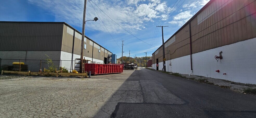 18513 Euclid Ave, Cleveland, OH à louer - Photo du bâtiment - Image 3 de 11