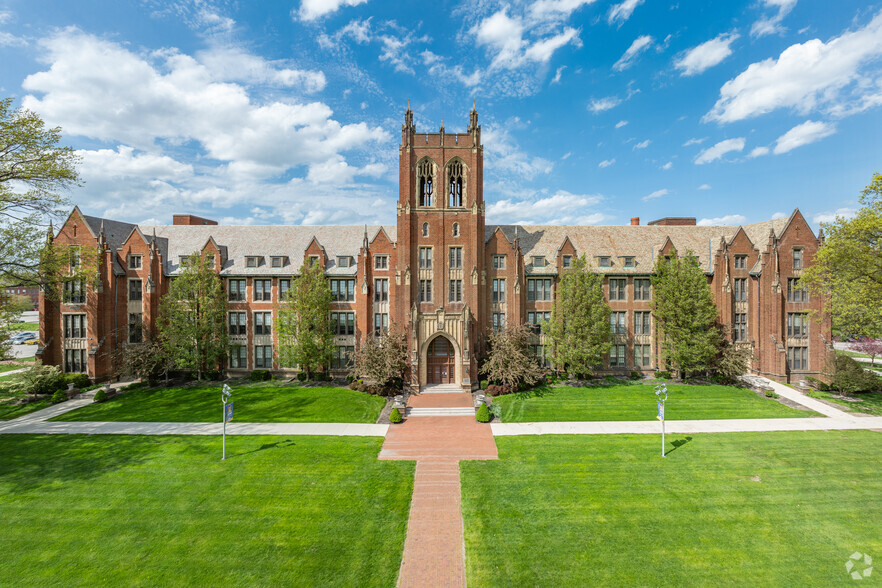 Notre Dame College Campus portefeuille de 2 propriétés à vendre sur LoopNet.ca - Photo du bâtiment - Image 1 de 33