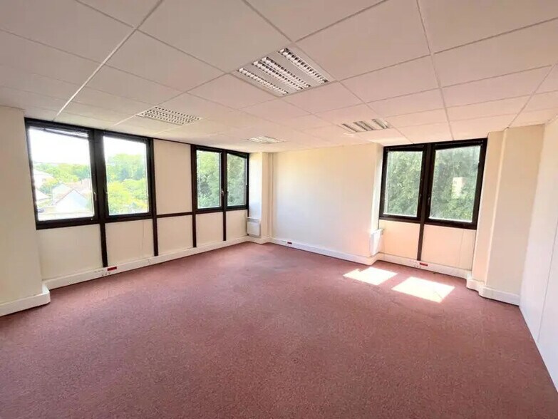 Bureau dans Saint-Germain-en-Laye à louer - Photo du bâtiment - Image 3 de 18