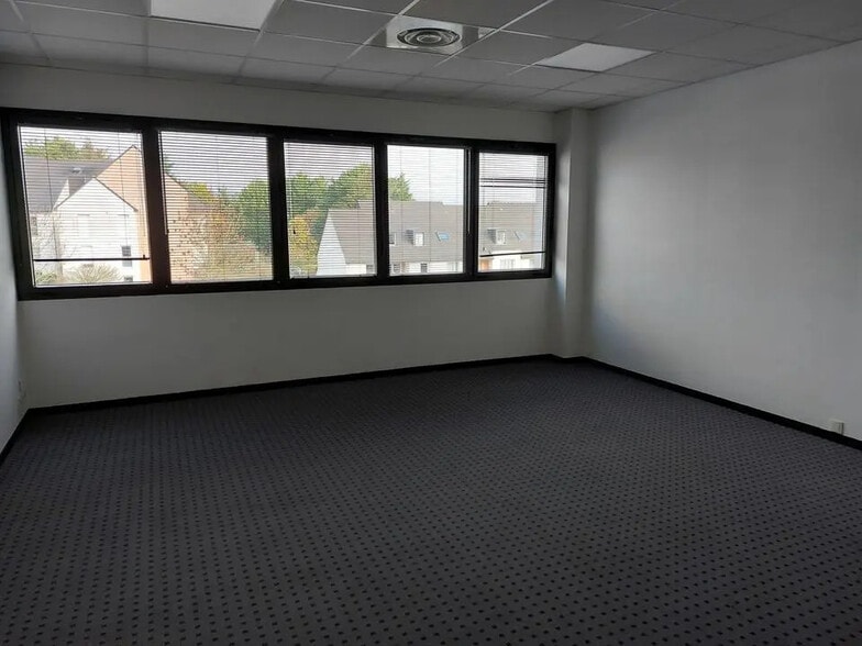 Office in Saint-Grégoire for lease - Interior Photo - Image 3 of 5