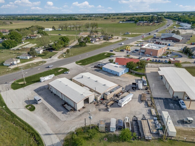 1200-1204 S Highway 377, Pilot Point, TX à vendre - Photo du bâtiment - Image 2 de 6