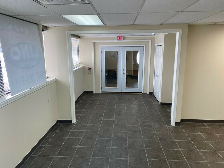 42900-42990 Garfield Rd, Clinton Township, MI à louer - Photo intérieure - Image 1 de 4
