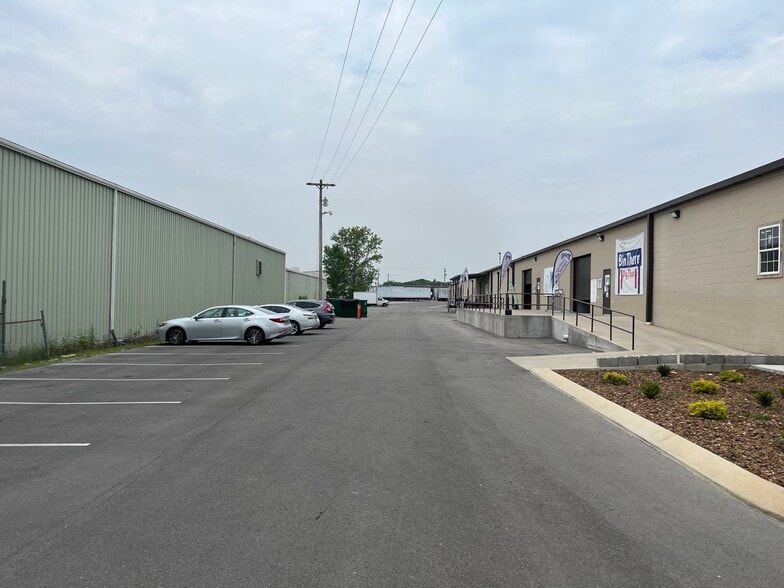 216 Hartmann Dr, Lebanon, TN for lease - Building Photo - Image 1 of 11