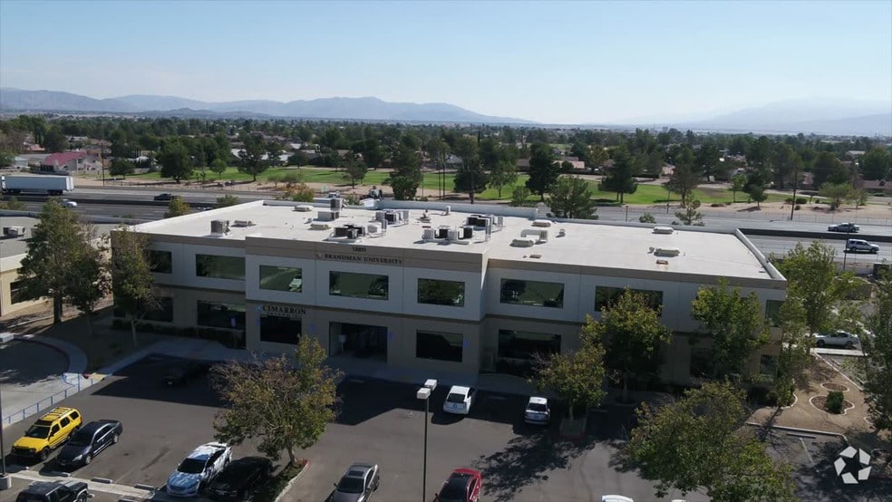 13911 Park Ave, Victorville, CA à vendre - Vidéo réalisée avec un drone - Image 2 de 38