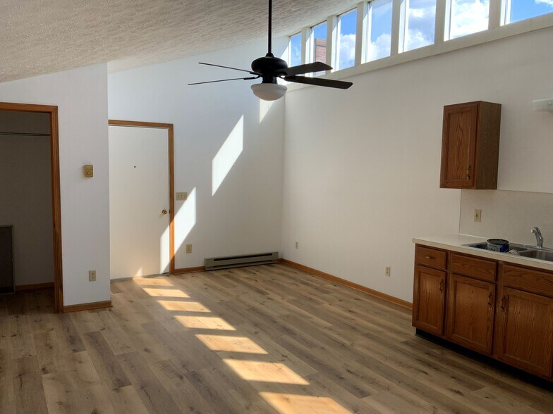 30 Cecil St NE, Navarre, OH à vendre - Photo du bâtiment - Image 3 de 22