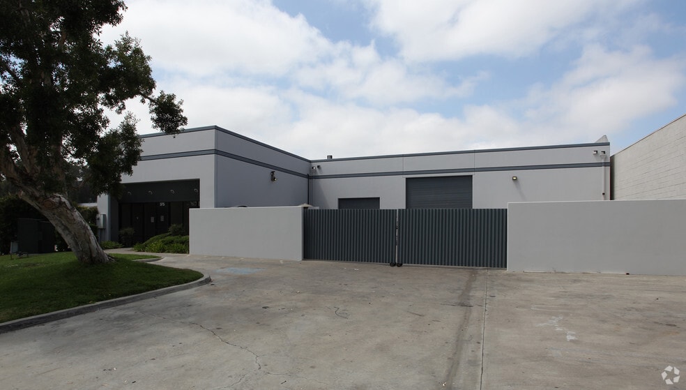375 State Pl, Escondido, CA for lease - Building Photo - Image 1 of 4