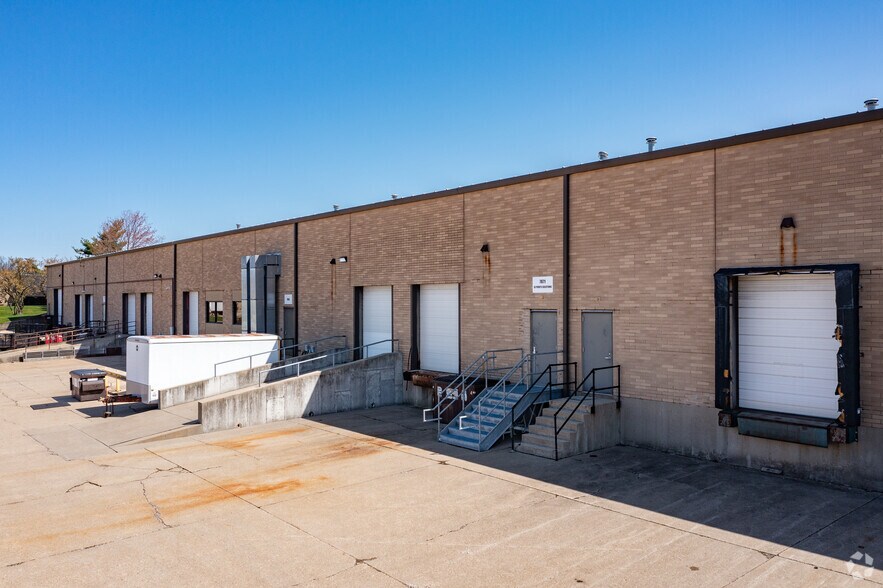 7861-7875 Palace Dr, Cincinnati, OH à louer - Photo du bâtiment - Image 2 de 3