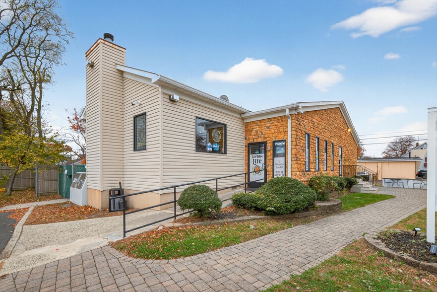 180 Highway 36 W, Hazlet Township, NJ à vendre - Photo du bâtiment - Image 3 de 23