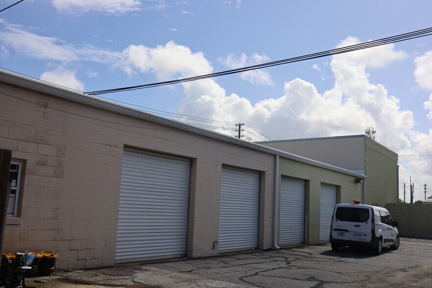 351-355 Plaza Dr, Eustis, FL à vendre - Photo du bâtiment - Image 3 de 12