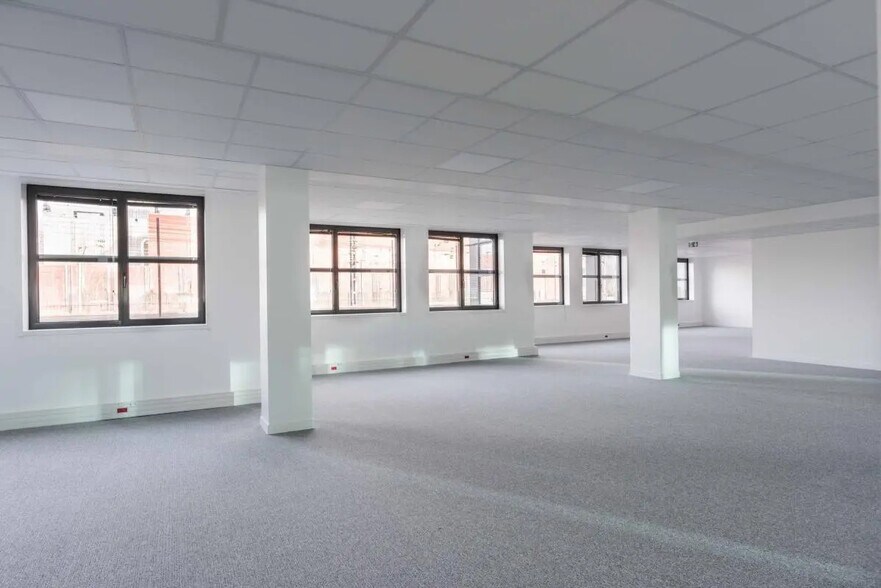 Office in Levallois-Perret for lease - Interior Photo - Image 2 of 7