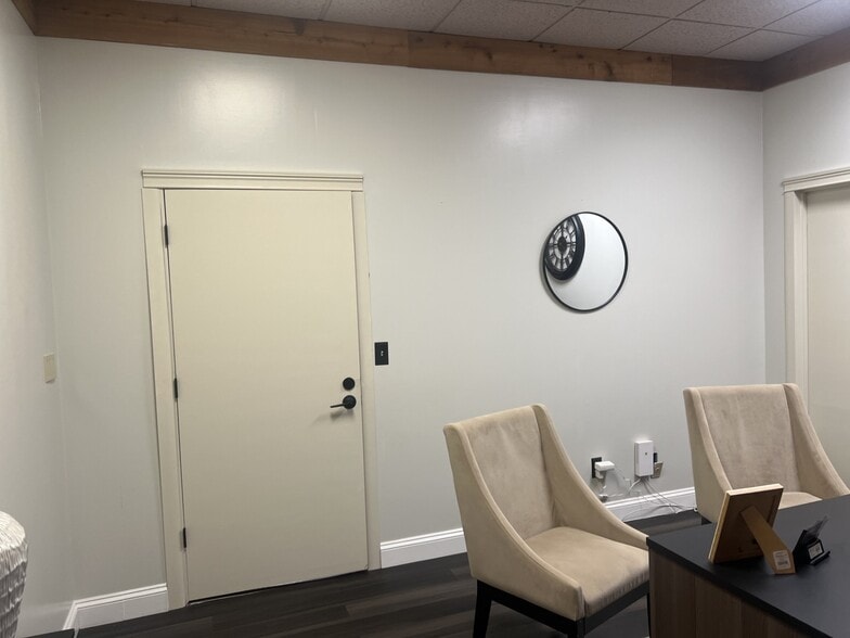 110 N Cherry St, Olathe, KS for lease - Building Photo - Image 2 of 19