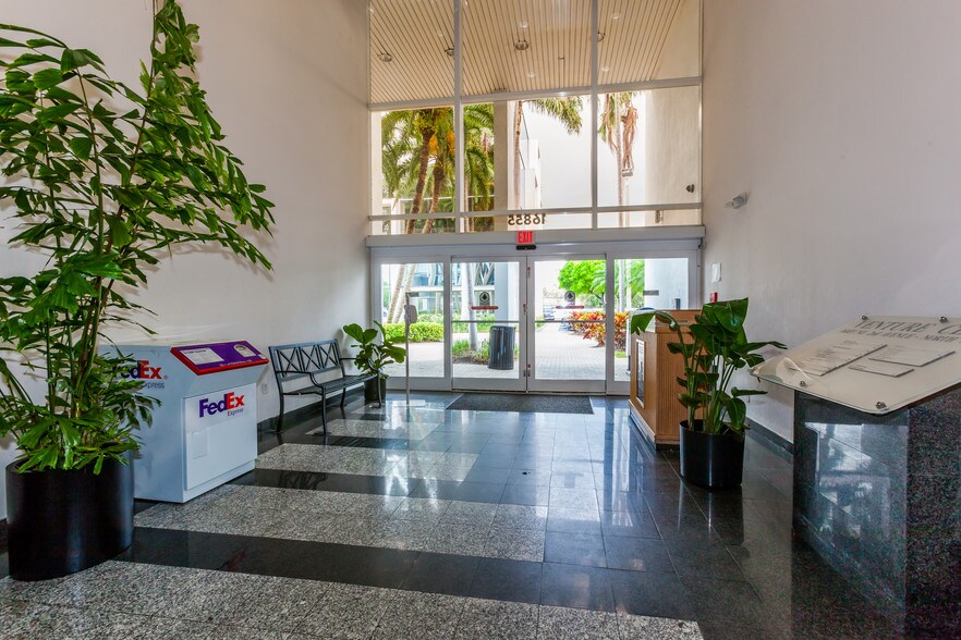 16853-16855 NE 2nd Ave, North Miami Beach, FL à louer - Photo intérieure - Image 2 de 7