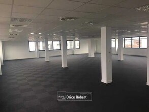 Office in Saint-Priest for lease Interior Photo- Image 2 of 5