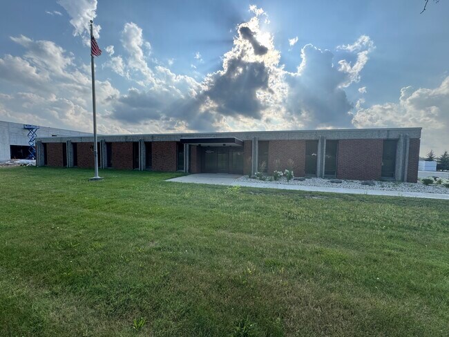 Plus de détails pour 2501 S Moorland Rd, New Berlin, WI - Industriel à vendre