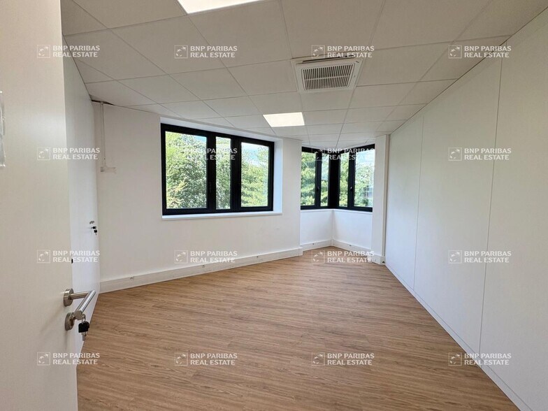 12 Rue Du Fort De Saint-Cyr, Montigny-le-Bretonneux for lease - Interior Photo - Image 3 of 11